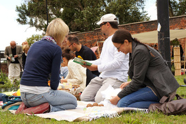 Ziołowy piknik na dziedzińcu Galerii EL