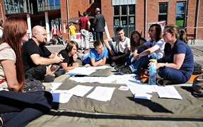 Ani wieńce, ani kwiaty