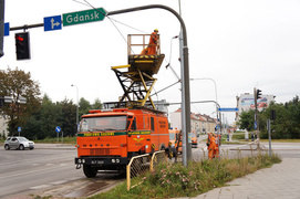 Wywrotka zerwała trakcję elektryczną