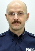 Nr 33. st.asp. Robert Woźniak,rewir 1. Ulice: Akacjowa, Aleja Grunwaldzka, Dębowa, Druska, Dworzec PKP, Dworzec PKS, Kasztanowa, Klonowa, Lotnicza, Pasłęcka, Plac Dworcowy, Plac Grunwaldzki, Wierzbowa