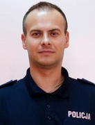 Nr 10. sierż. szt. Paweł Korowacki, rewir 1. Ulice: Bożego Ciała, Brzozowa, Dolna, Gwiezdna, Karowa, Księdza Osińskiego, Niska, Odzieżowa, Plac Kazimierza Jagiellończyka, Pływacka, Różana, Skwer Ferdynanda Schichau