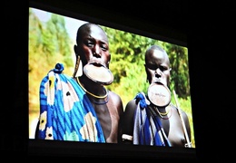 Z aparatem wśród dzikich plemion