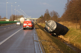 Ciężarówką wpadł do rowu