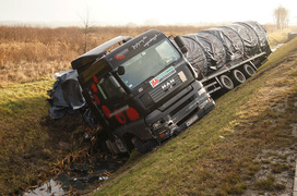 Ciężarówką wpadł do rowu