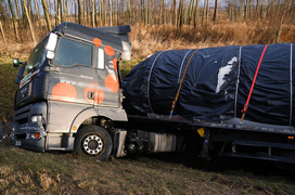 Ciężarówką wpadł do rowu