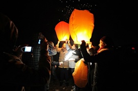 Płonące życzenia poleciały w niebo