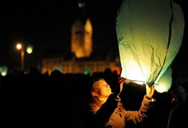 Płonące życzenia poleciały w niebo
