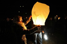 Płonące życzenia poleciały w niebo
