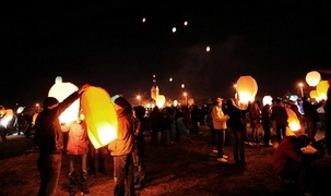 Płonące życzenia poleciały w niebo