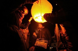 Płonące życzenia poleciały w niebo