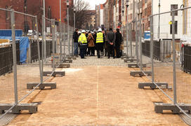 Przez rzekę obiema kładkami