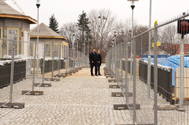 Przez rzekę obiema kładkami