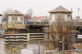 Przez rzekę obiema kładkami