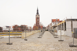 Przez rzekę obiema kładkami