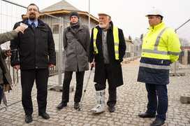 Przez rzekę obiema kładkami