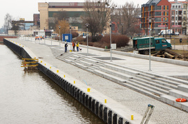 Przez rzekę obiema kładkami