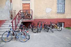 Przy Zespole Szkół Pijarskich znaleźć można pięć „wyrwikółek” dla rowerów