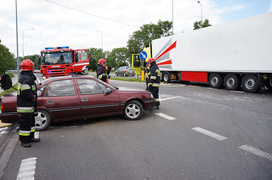 Kazimierzowo: oplem wjechał wprost pod ciężarówkę