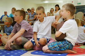 Przybliża świat, pozwala unikać błędów