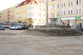 Plac po remoncie, ale fontanna bez wody