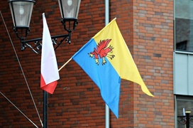 Z hukiem i musztrą paradną