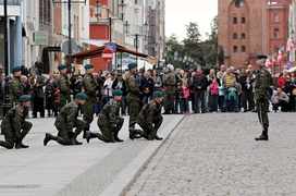 Z hukiem i musztrą paradną