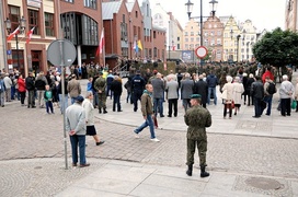 Z hukiem i musztrą paradną