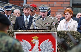 Z hukiem i musztrą paradną