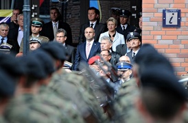 Z hukiem i musztrą paradną