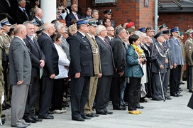 Z hukiem i musztrą paradną