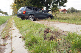 Kazimierzowo: jeepem uderzył w drzewo