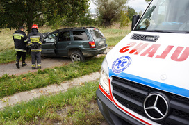 Kazimierzowo: jeepem uderzył w drzewo