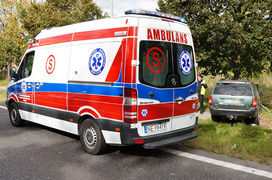 Kazimierzowo: jeepem uderzył w drzewo