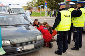 Dziesięciolatek pod kołami samochodu