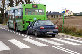 Krasny Las: osobówką uderzył w autobus