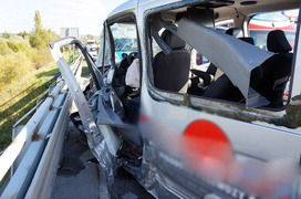 Zderzenie busa z ciężarówką