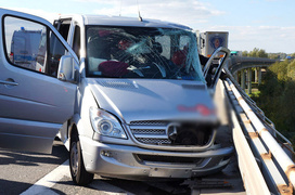 Zderzenie busa z ciężarówką