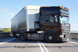 Zderzenie busa z ciężarówką