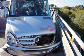 Zderzenie busa z ciężarówką Zderzenie busa z ciężarówką