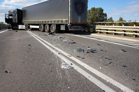 Zderzenie busa z ciężarówką