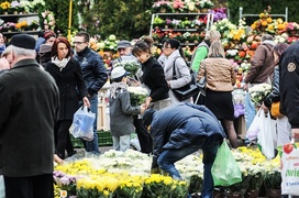 Tłumy na cmentarzach