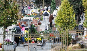 Tłumy na cmentarzach