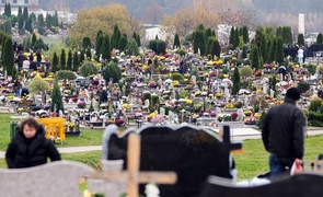 Tłumy na cmentarzach