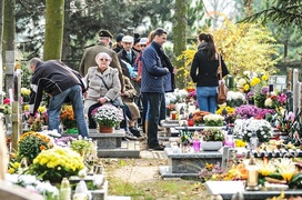 Tłumy na cmentarzach