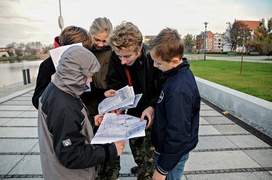 Lepiej grać niż stać pod pomnikiem
