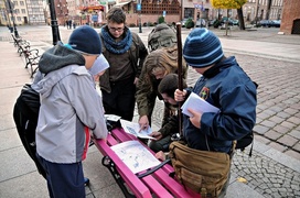 Lepiej grać niż stać pod pomnikiem
