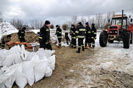Woda się podnosi, strażacy są w Nowakowie