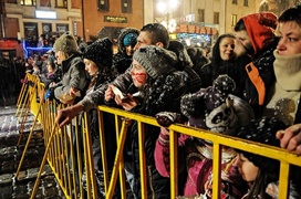 Niechaj rozbrzmiewa w dzień i w nocy!