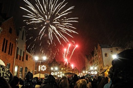 Niechaj rozbrzmiewa w dzień i w nocy!