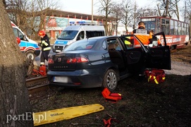Grunwaldzka: zderzenie tramwaju z osobówką